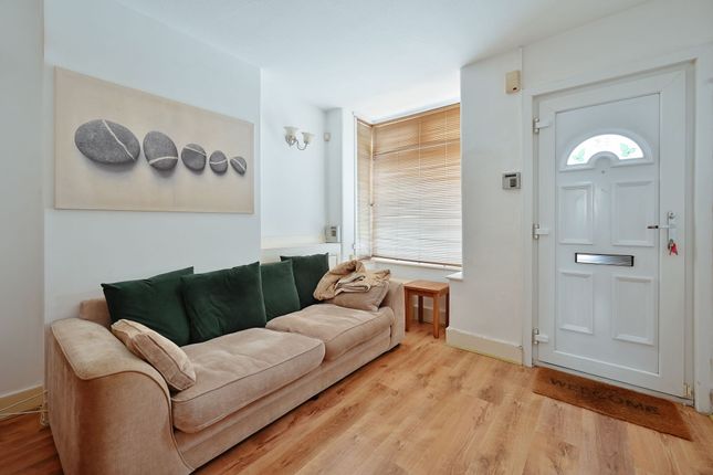 35 Cannon Road, Watford photo 2