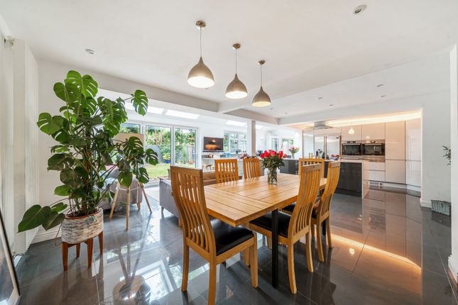 4, Russetts Close, Horsell photo 3