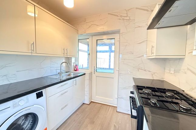 44, Recreation Avenue, Romford photo 4
