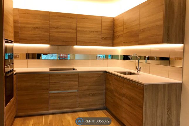 Flat, Hampton Apartments Duke Of Wellington Avenue, London photo 3