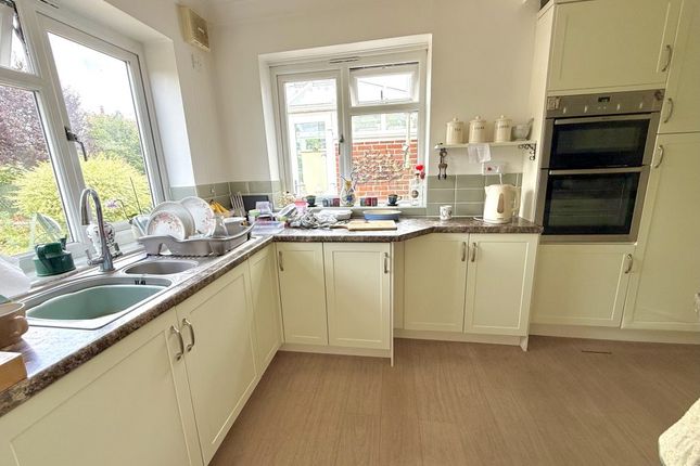 16, Windsor Road, Lindford photo 2