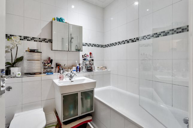 Flat A, 322, Kingsland Road, London photo 3