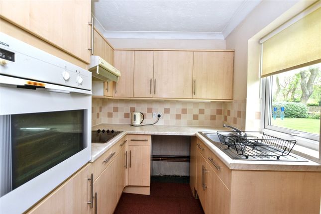 3, The Manor, Oakwood photo 3