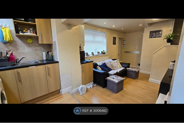 Flat, Hanover Square, Leeds photo 3