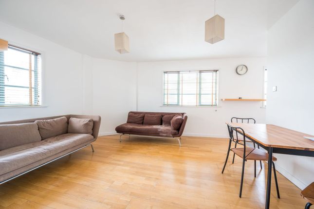 1-bed flat on City Garden Row, Angel, £2,600/mo
