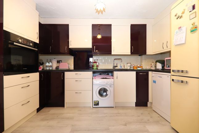 Flat 46, Hutchings Lodge High Street, Rickmansworth photo 2