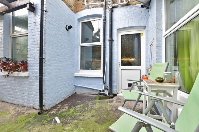 Flat to rent in Harold Road, Margate