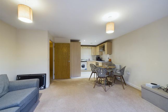 Flat for sale in Woodfield Road, Crawley