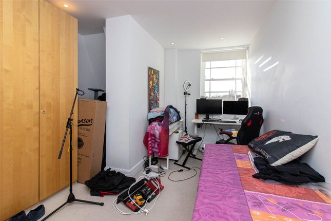 Flat for sale in Kew Bridge Road, Brentford