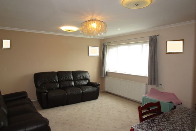19, Sandown Close photo 3