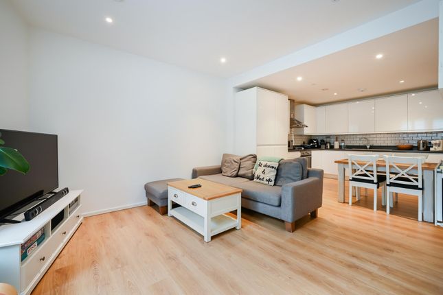 Flat to rent in Chancery Building, Embassy Gardens, London