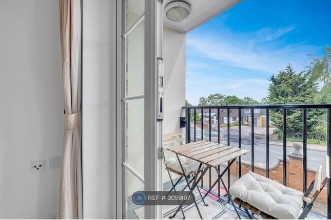 Flat, Limeleaf Court Hale Lane, Edgware photo 3