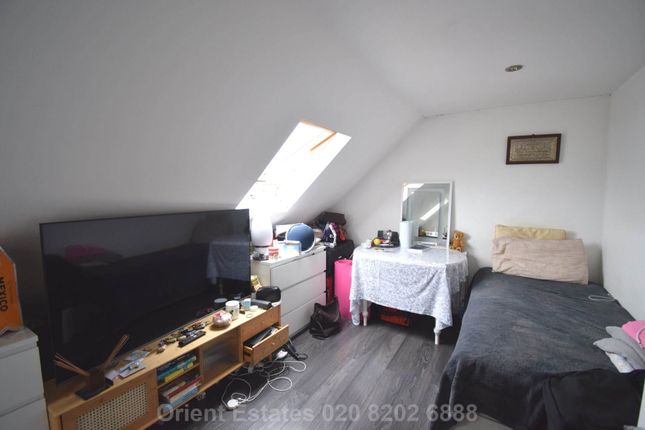 Top Floor Flat, Enderseleigh Gardens, London photo 3
