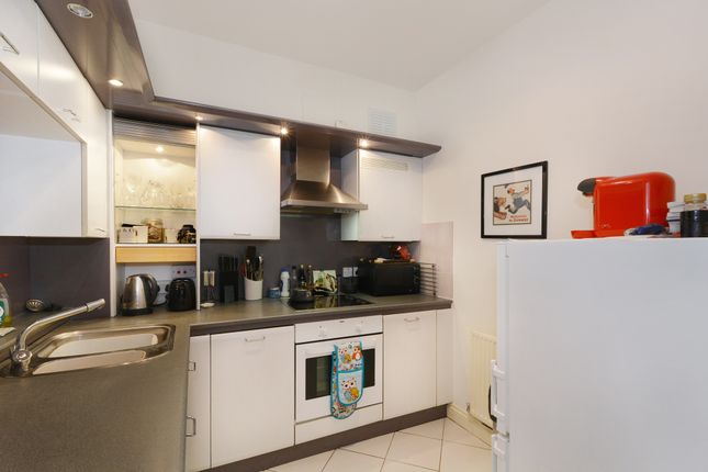 Flat to rent in Edward Square, London