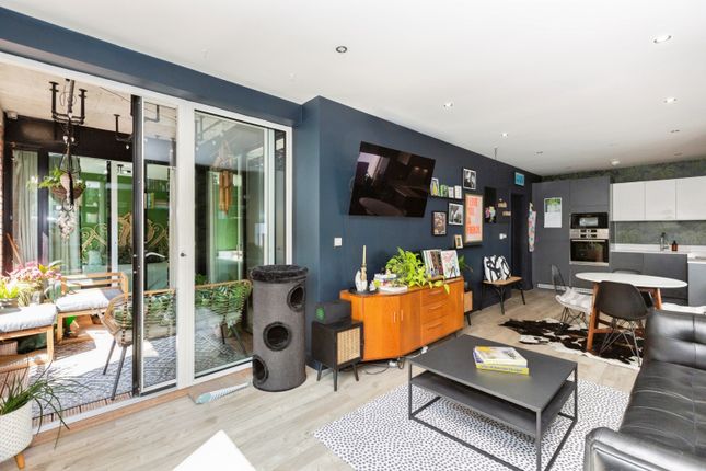 Flat 304/Whitemantle Court, 25 Rookwood Way, London photo 2