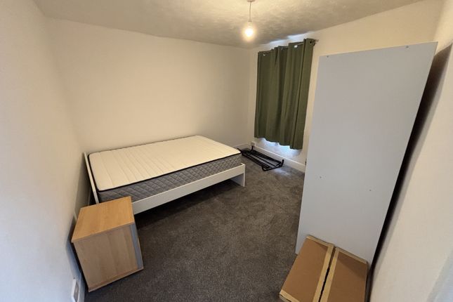Room 2 57, Castle Road, Chatham photo 2