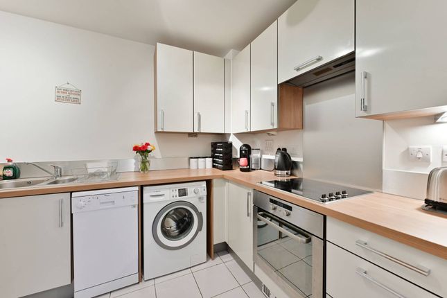 Flat for sale in Mapleton Road, Wandsworth Town, London