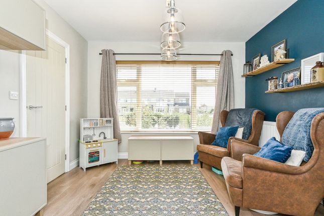 21, Blakeney Avenue - Nythe, Swindon photo 3