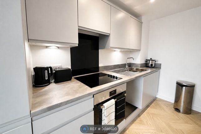 Apartment, Ford Lane, Salford photo 5