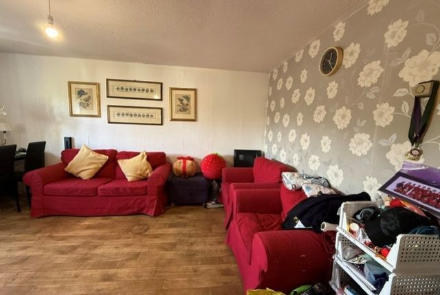 92, Dromey Gardens, Harrow photo 4