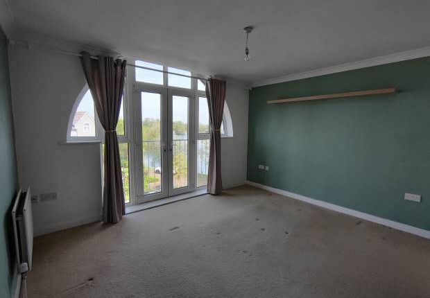 Flat for sale in The Lakes, Larkfield, Aylesford