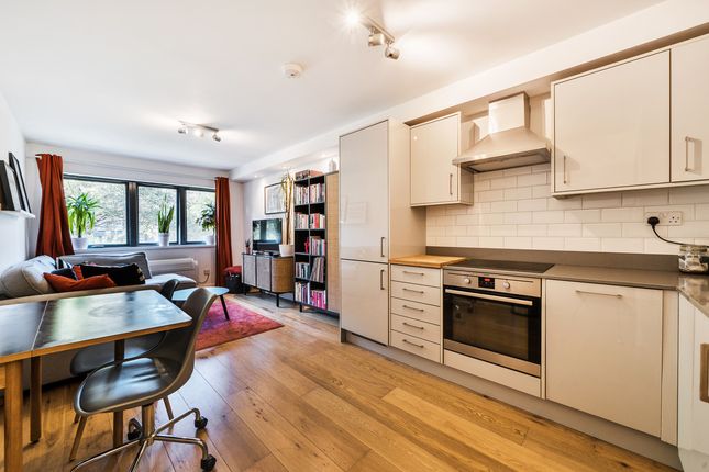 Flat Flat 2, 21a, Rothsay Street, London photo 2