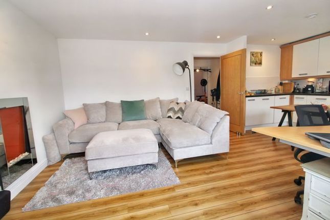 Flat for sale in Cedar Avenue, Hazlemere, High Wycombe
