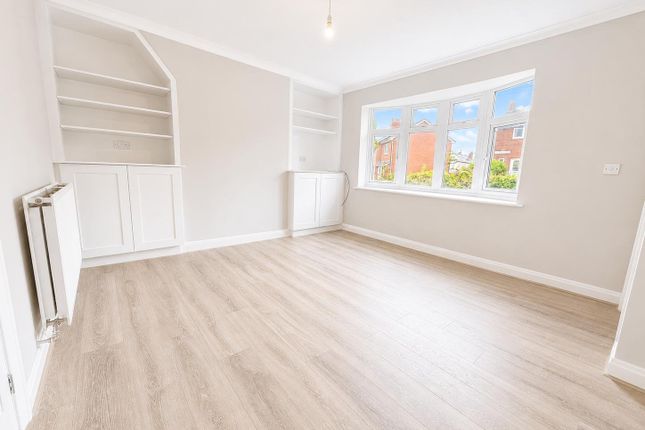 4, Ridge Crescent, Wakefield photo 3