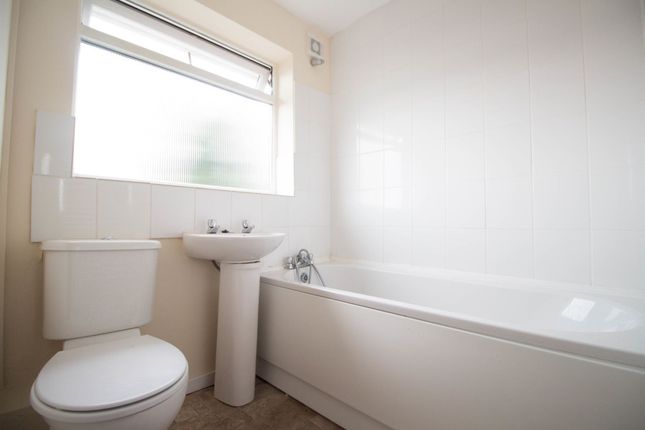 40 Hatton Close, Bradford photo 4