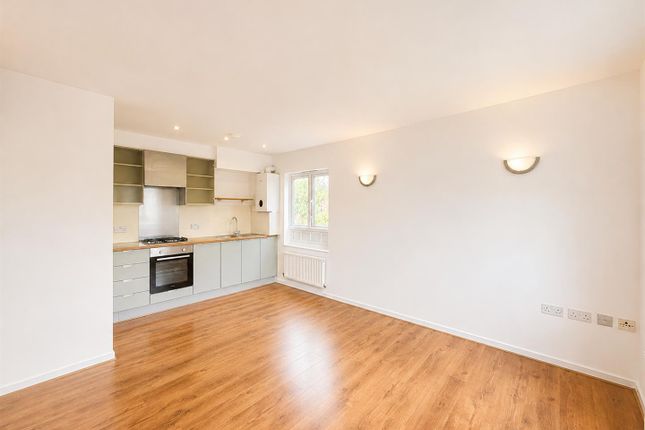 Flat 48, Azure Court, Elvedon Road, Feltham photo 2