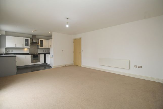 Thumbnail Flat to rent in Manor Gardens Close, Loughborough