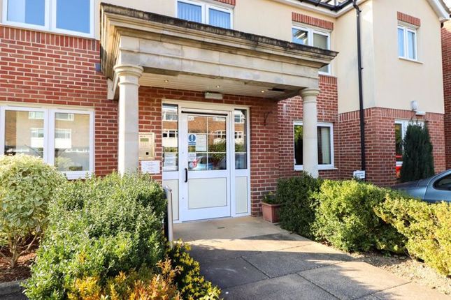 Thumbnail Flat for sale in Wakefield Court, Horsham
