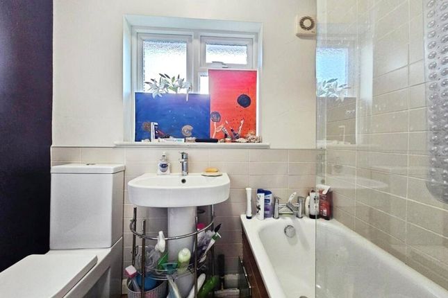 32, Philip Road, Surrey photo 4
