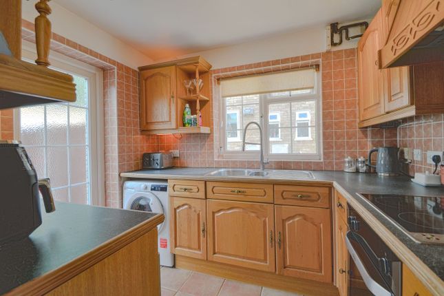 7, Hadleigh Gardens, Frimley Green photo 3