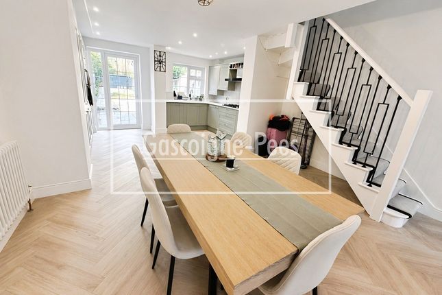 24, NEW MALDEN photo 2