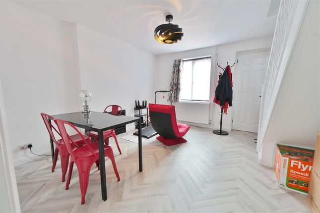 33, Pearl Gardens, Slough photo 4