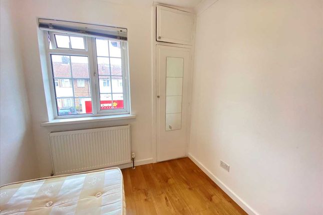 Single Rm, 20, St Andrews Road, Acton photo 3