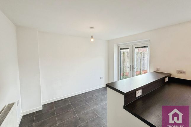 14, Meadow Fold Close, Manchester photo 4