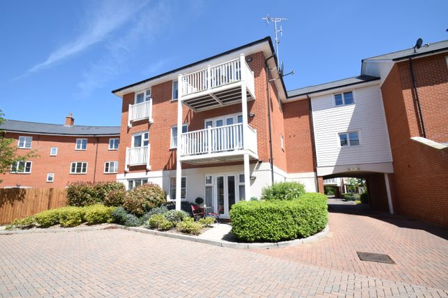 Thumbnail Flat to rent in Chequers Avenue, Wye Dene, High Wycombe, Buckinghamshire
