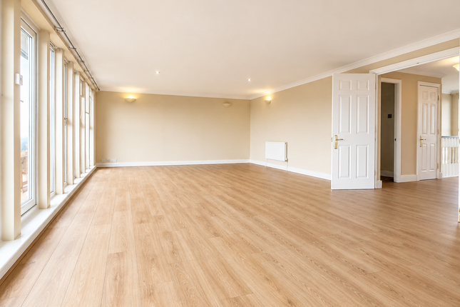 Flat 93, Kings Lodge, Ruislip photo 4