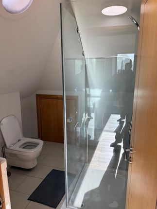 En Suite Room, 7, Queen Mary Close, Surbiton photo 5