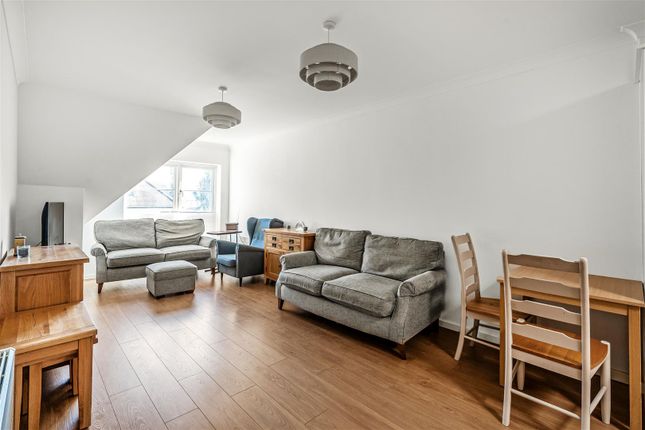 Flat 28 Fitznell Court, 12 Pond Hill Gardens, Sutton photo 3
