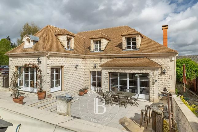 Detached house for sale in Orgeval, 78630, France