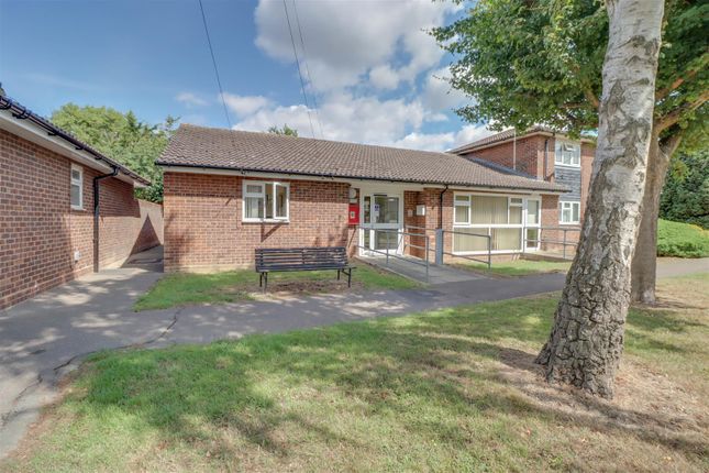 29, Pine Close, Wickford photo 3