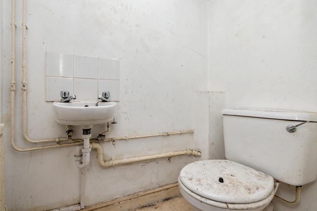 128, Oxley Close, London photo 5