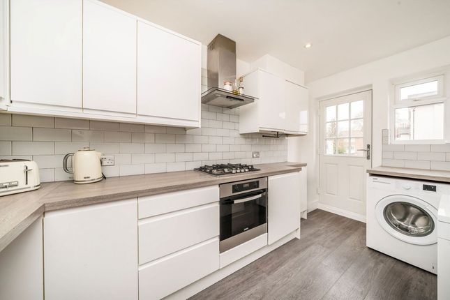 18 Pandora Court, South Bank, Surbiton photo 3