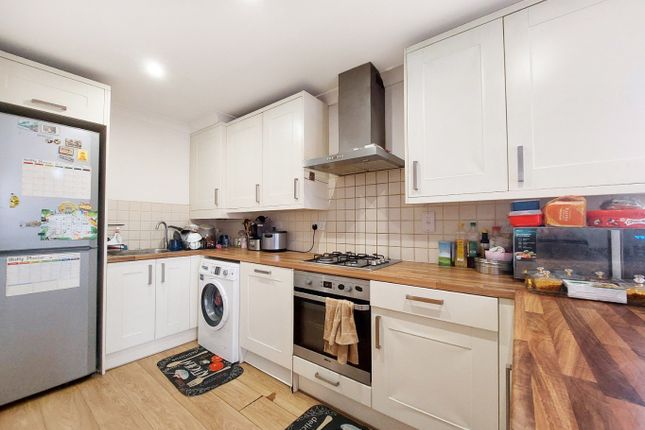 16 Monarchs Court, Imperial Drive, Harrow photo 4