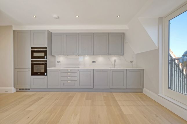 17 The Grand Apartments, Leigh-On-Sea photo 4