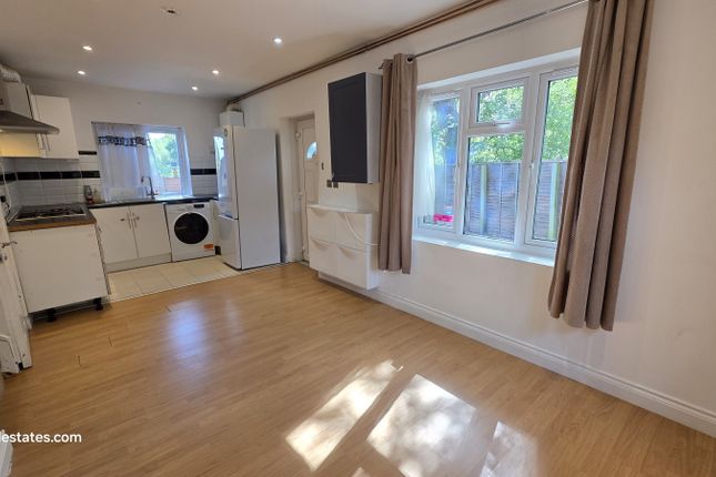 18 Farm Close, High Barnet photo 2
