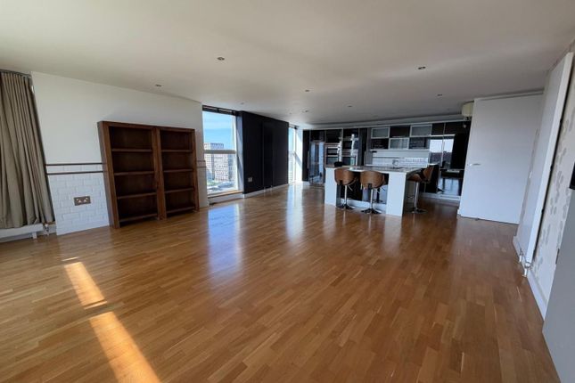 Apartment 76, 96, N V Building, The Quays, Salford photo 3